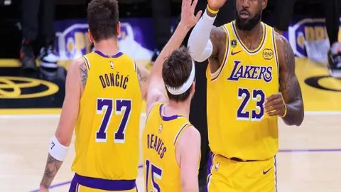 [图]“浓眉哥”独揽30分11篮板 助球队逆转胜开拓者三人得分20+